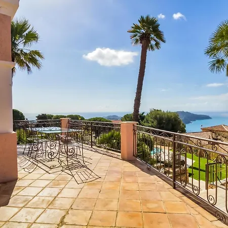 Stunning Seaview Villa. Sur Villa